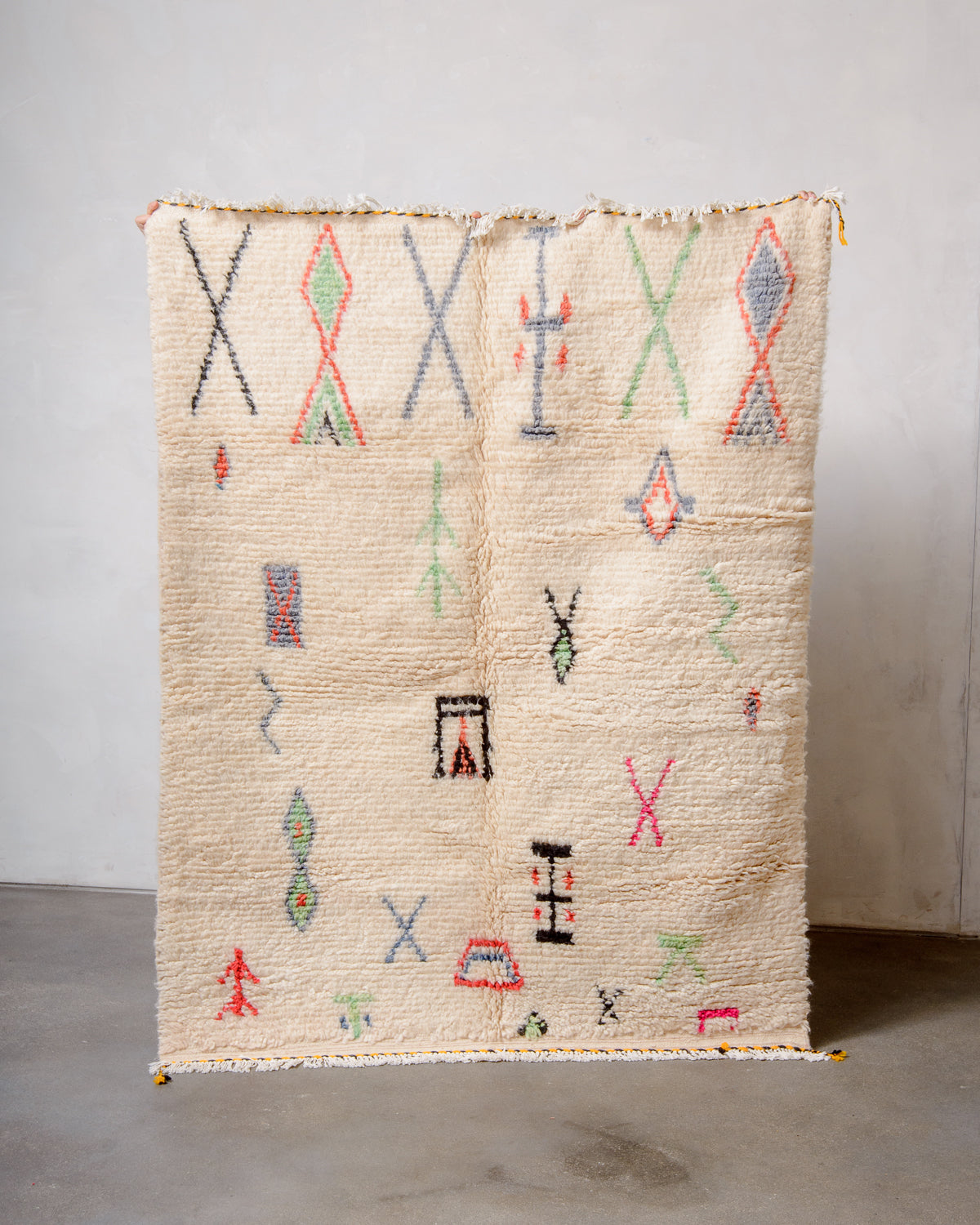 Modern designer handcrafted Berber rug from Morocco. Azilal rug with beautiful colours and patterns. Made of sheep’s wool and cotton.